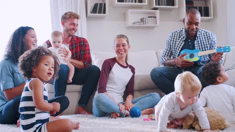 amigos con niños pequeños jugando y cantando juntos en casa