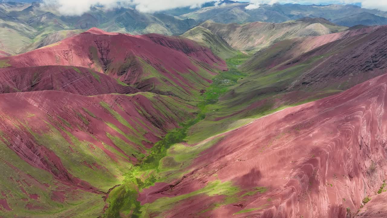 Veduta aerea da drone della Montagna Arcobaleno, Vinicunca, Regione di Cusco, Perù