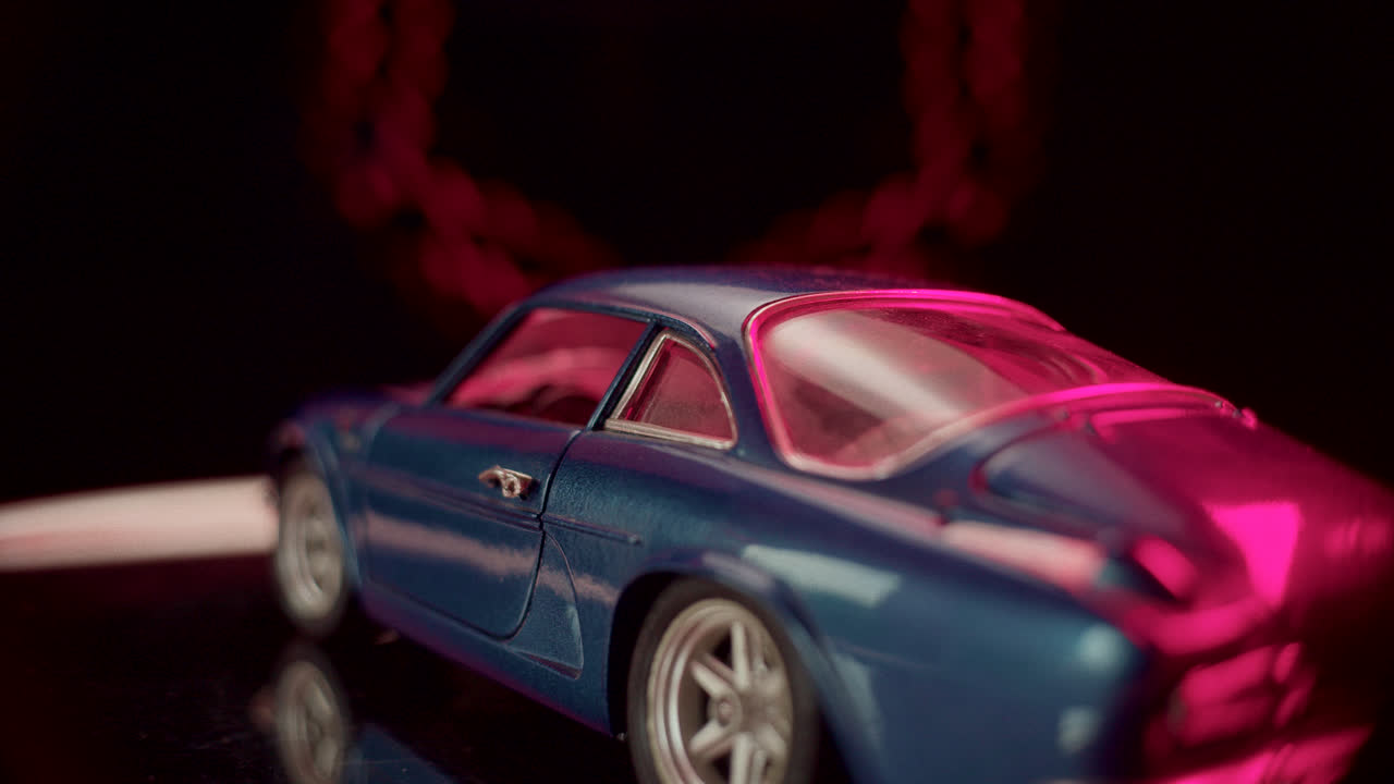 Modellino di auto blu con illuminazione magenta