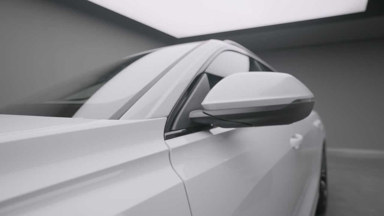 primer plano de un espejo lateral blanco del coche