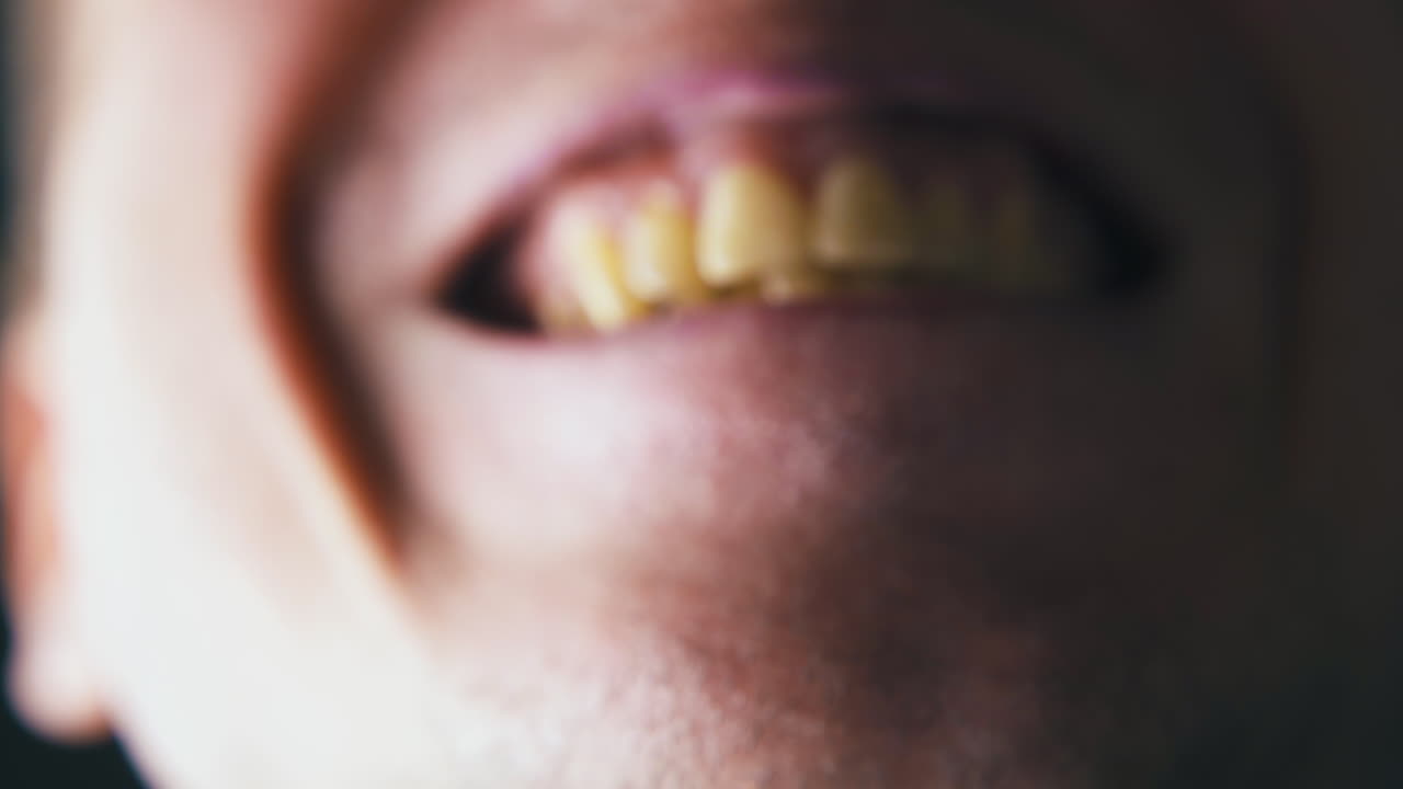 남자가 입에서 증기로 카메라 렌즈를  ⁇ 고 얼굴을 당기고