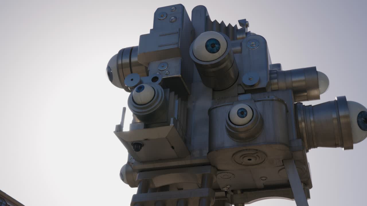 vista de ángulo bajo de la escultura de trifot, sistema de vigilancia abstracto, praga