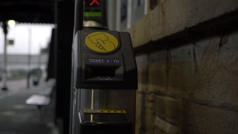 Vergrößerter-Zugfahrkartenautomat