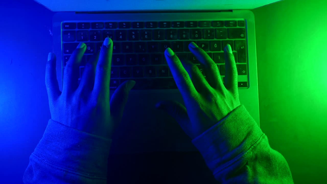 las manos escribiendo en un teclado de portátil