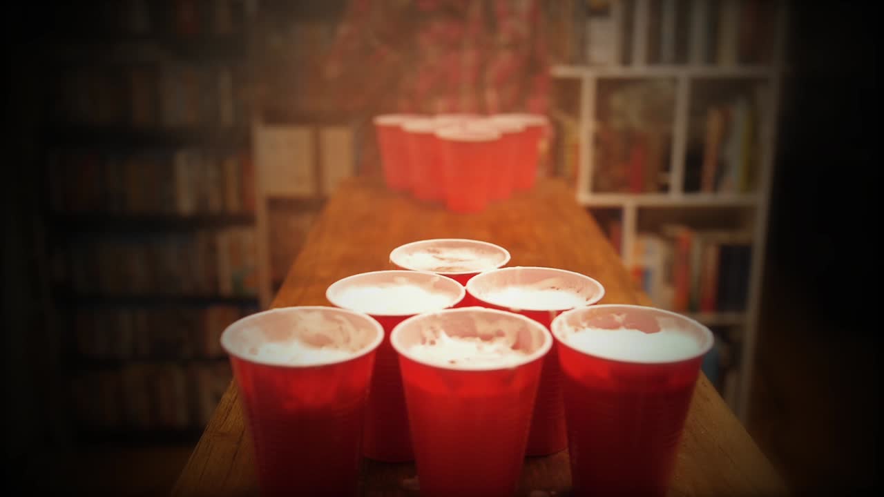 Beer Pong Oyunu Sırasında Kırmızı Bardağa Düşen Masa Tenisi Topu