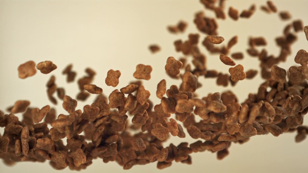 Pezzi di cereali al cioccolato che fluttuano e cadono al rallentatore