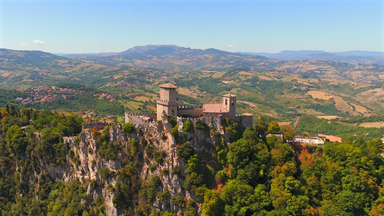 Drone captures San Marino’s castle-capped peaks and sweeping vistas in an unforgettable aerial journey.