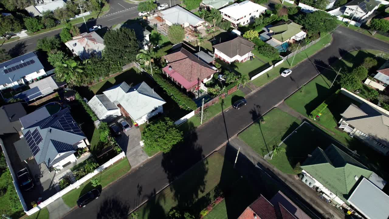 revelando una toma de drone de los suburbios de brisbane en un día soleado en queensland, australia