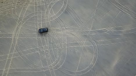 Luftaufnahme,-Geländewagen-Am-Strand,-Zeichnung-Aus-Der-Vogelperspektive-Am-Strand