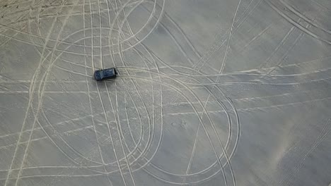 toma aérea, 4x4 en la playa, dibujo a vista de pájaro en la playa