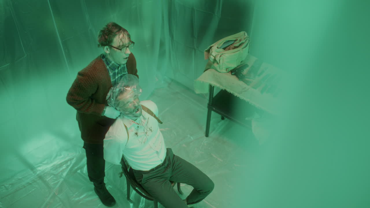 정신이 나간 살인자가 암울한 고문실에서 플라스틱 봉투로 희생자를 질식시켰습니다.