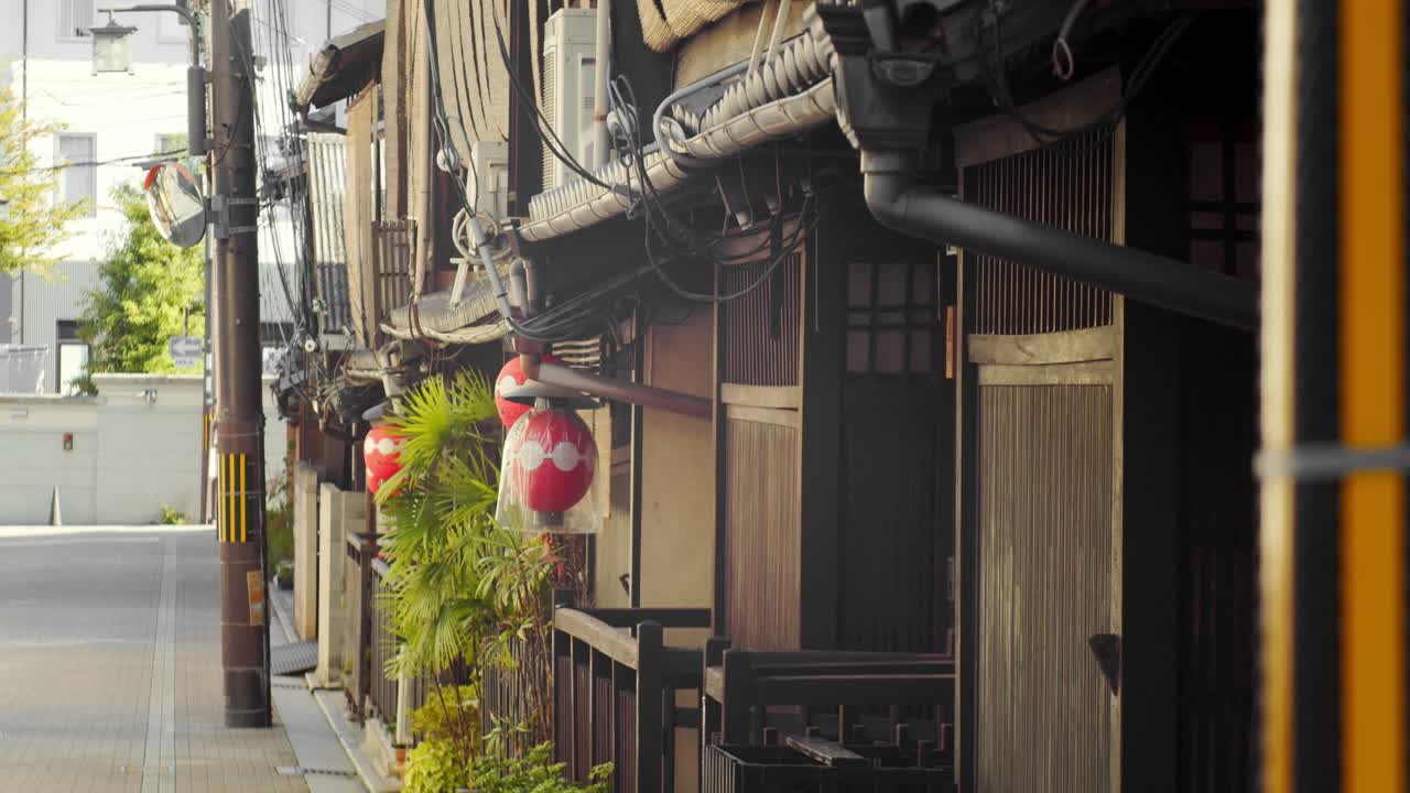 diapositiva de las tranquilas calles earlu en la mañana en kyoto, japón 4k cámara lenta