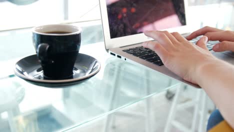 Frau-Benutzt-Laptop-Mit-Kaffeetasse-Auf-Dem-Tisch