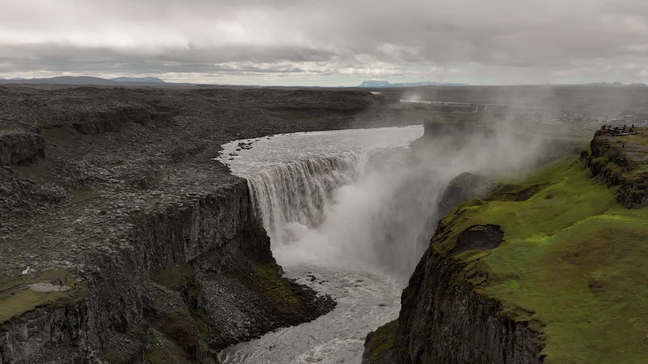 asombrosa cascada gigante en islandia detifoss movimiento lento aéreo