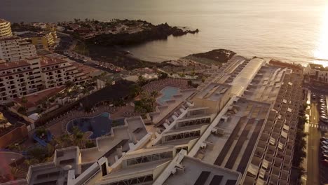 Drone-Vuela-Sobre-El-Destino-Turístico-En-La-Isla-De-Tenerife-España-Durante-La-Puesta-De-Sol,-Concepto-De-Agencia-De-Turismo-De-Vacaciones-De-Alquiler