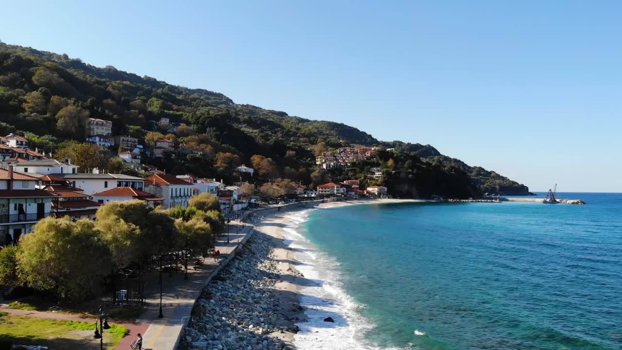 hermosa pasarela con linternas a lo largo de la costa filmada en la luz de la mañana