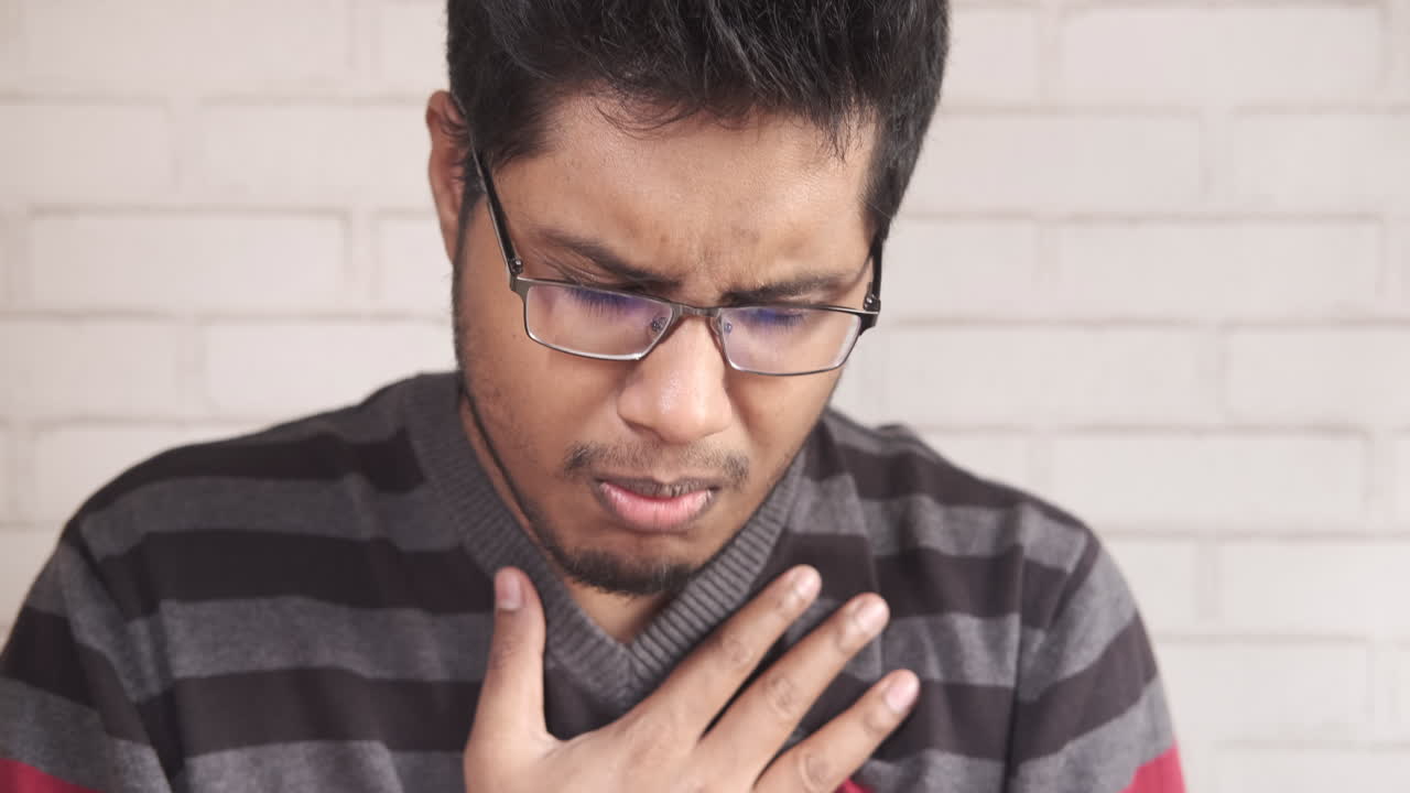 hombre toser y sufrir