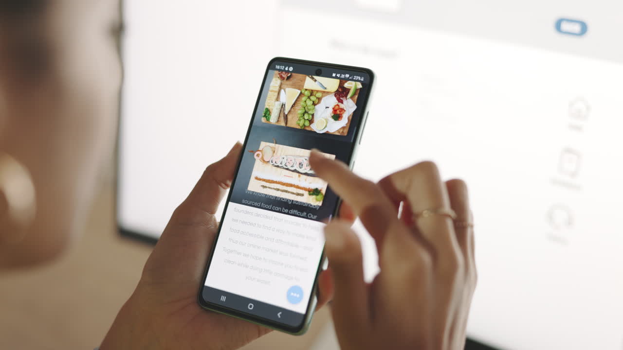 manos, teléfono y aplicación de comida con un negocio negro