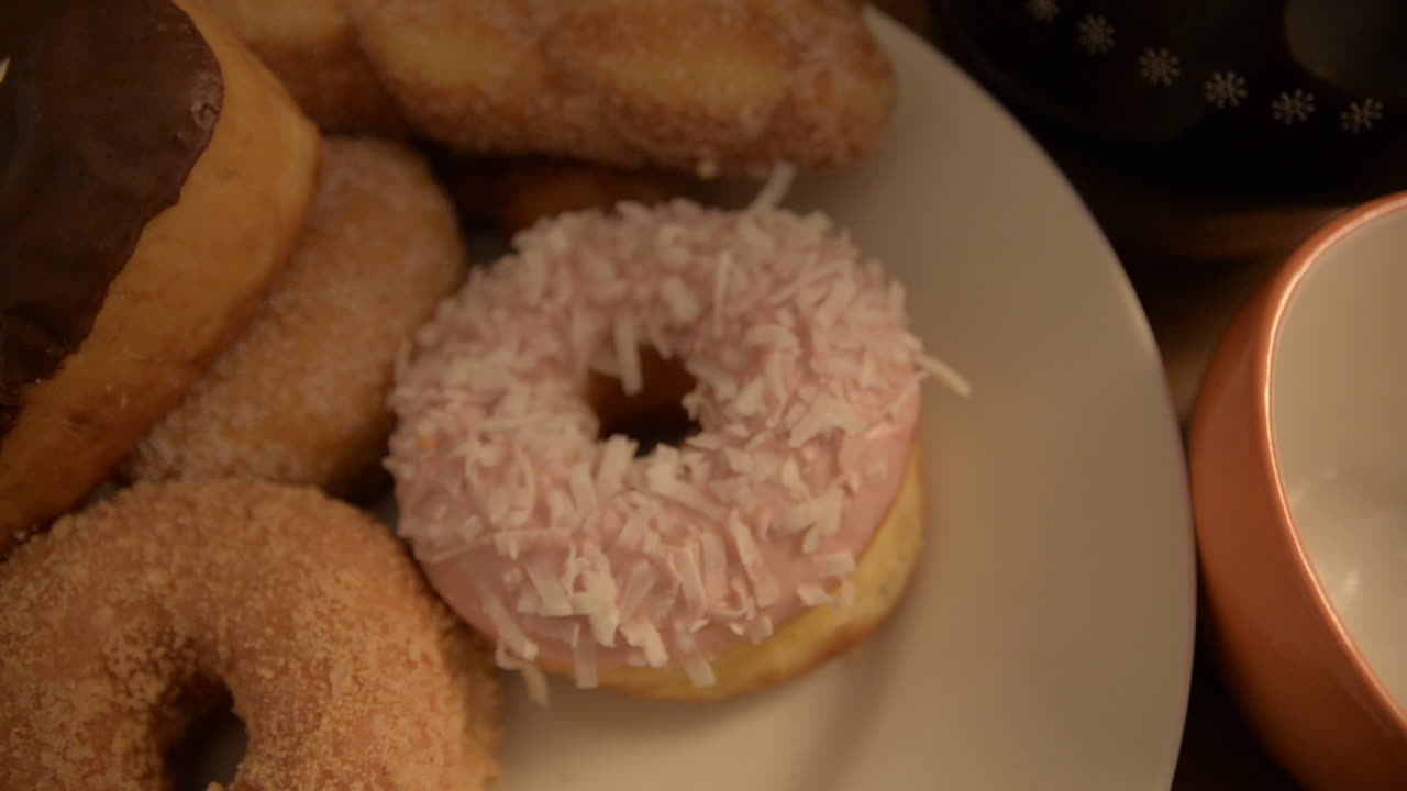 아침에 도넛을 들고 여자 손