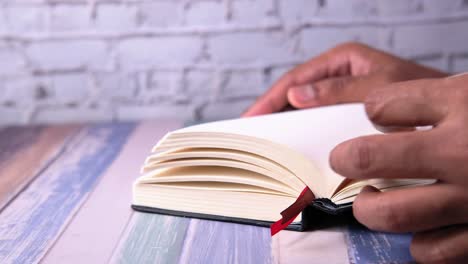 persona que lee un libro