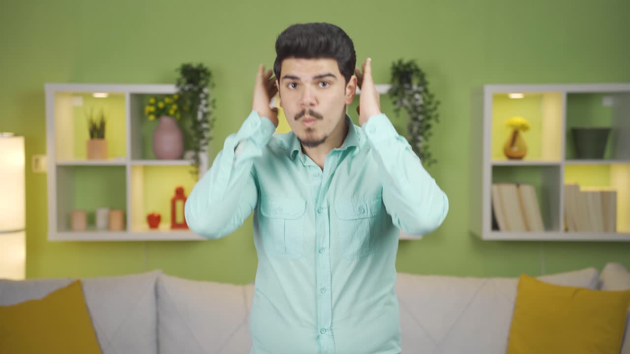 un joven guapo y carismático mirándose a sí mismo.