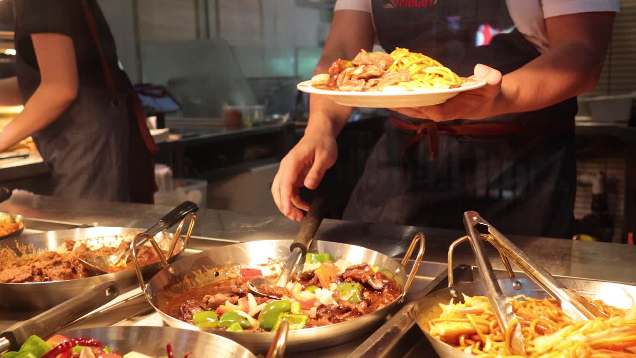 시장 상점 에서 음식 을 제공 하는 요리사