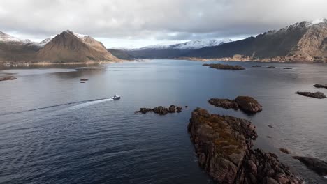 Vista-Aérea-De-La-Montaña-Segla-Sobre-El-Cielo,-Noruega-Durante-El-Verano