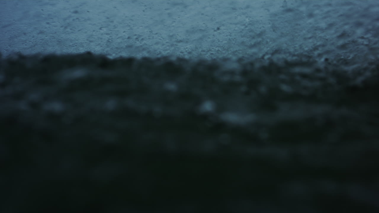 el viento sopla el agua desde el delgado borde de la onda del labio de arriba hacia atrás en un día de tormenta, cámara lenta