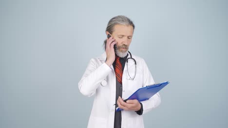 el doctor está hablando por teléfono.
