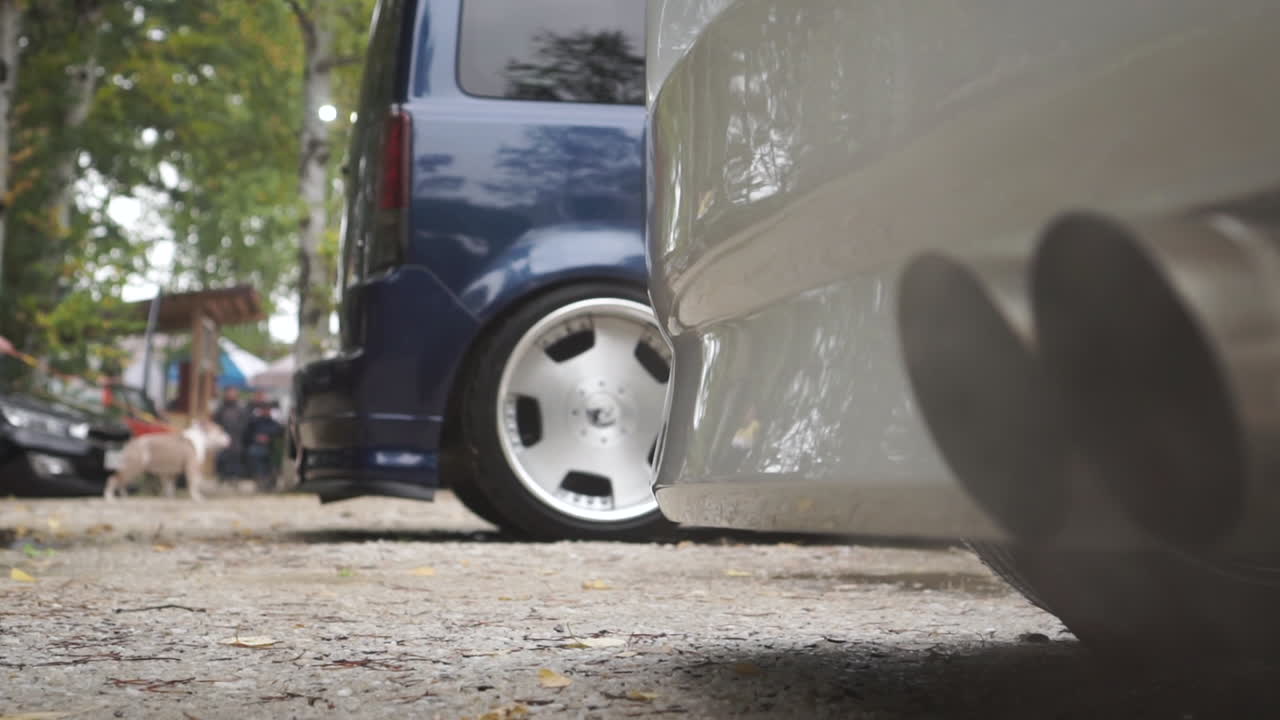 자동차 배기가스 파이프에서 연기가 나옵니다.