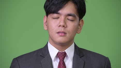 젊은 잘생긴 아시아 사업가 지루해 보이네요
