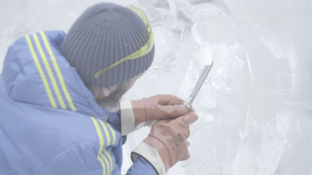 escultor de hielo en el trabajo