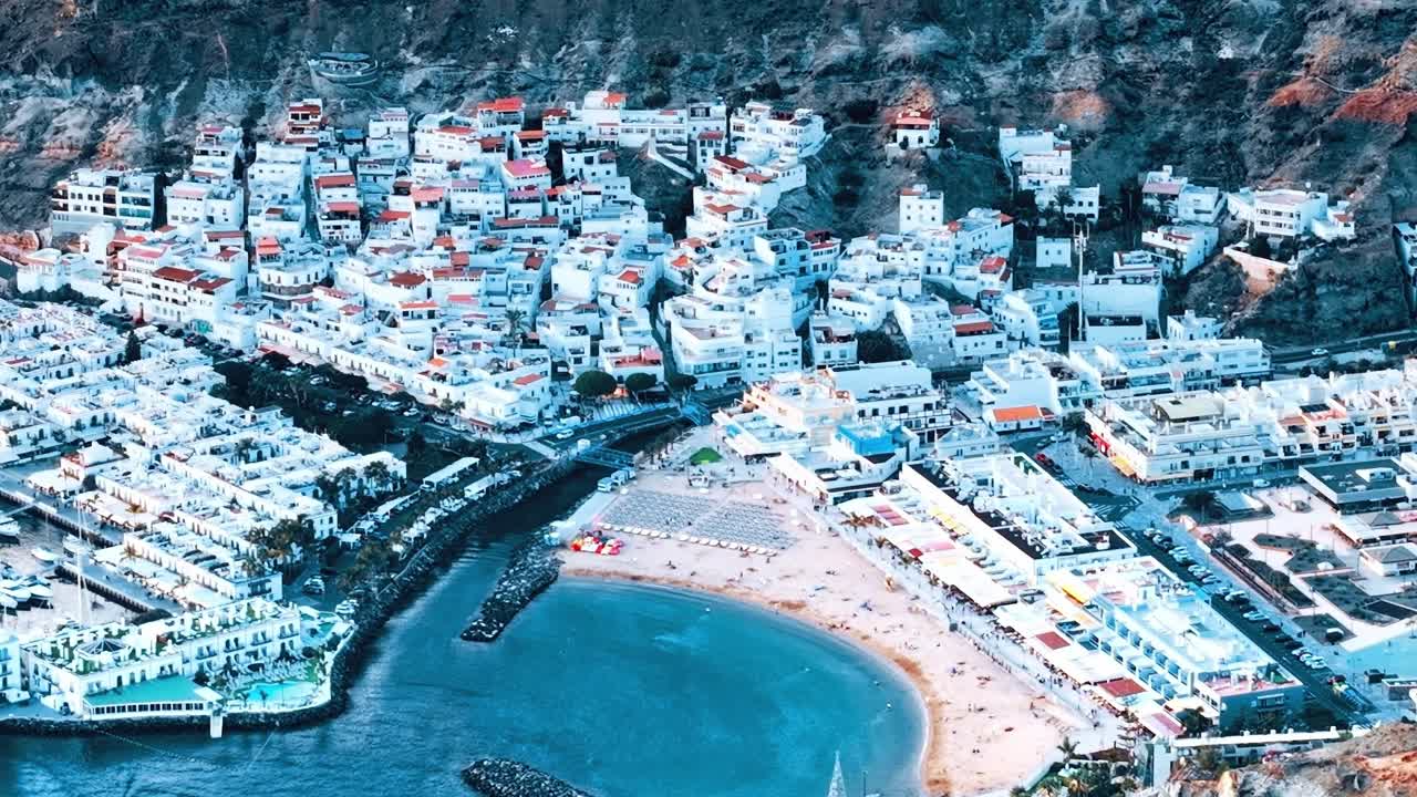 Questa vista aerea cattura l'area della città costiera di Gran Canaria, Spagna