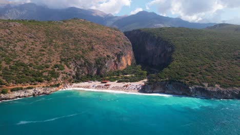 Idyllischer-Strand-An-Der-Abgelegenen-Küste-Des-Mittelmeers-In-Albanien,-Türkisfarbenes-Wasser-Des-Ionischen-Meeres