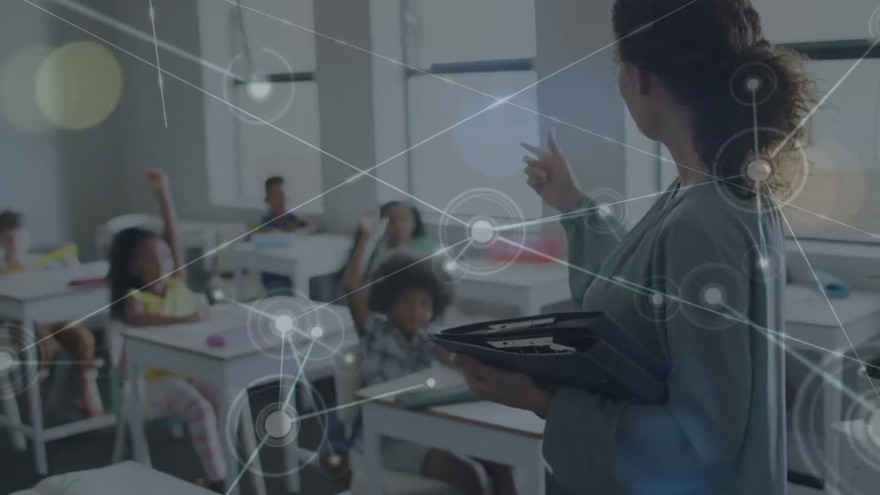 다채로운 학교 학생과 함께 백인 여성 교사에 대한 데이터 처리의 애니메이션
