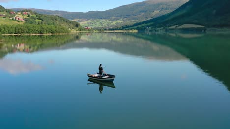 Una-Mujer-En-El-Barco-Pesca-Un-Pez-Girando-En-Noruega.