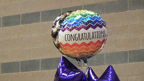 Eine-Stetige-Aufnahme-Eines-Schwebenden-Ballons-Mit-Glückwunschgrafik
