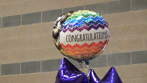 un tiro constante de un globo flotante con un gráfico de felicitaciones