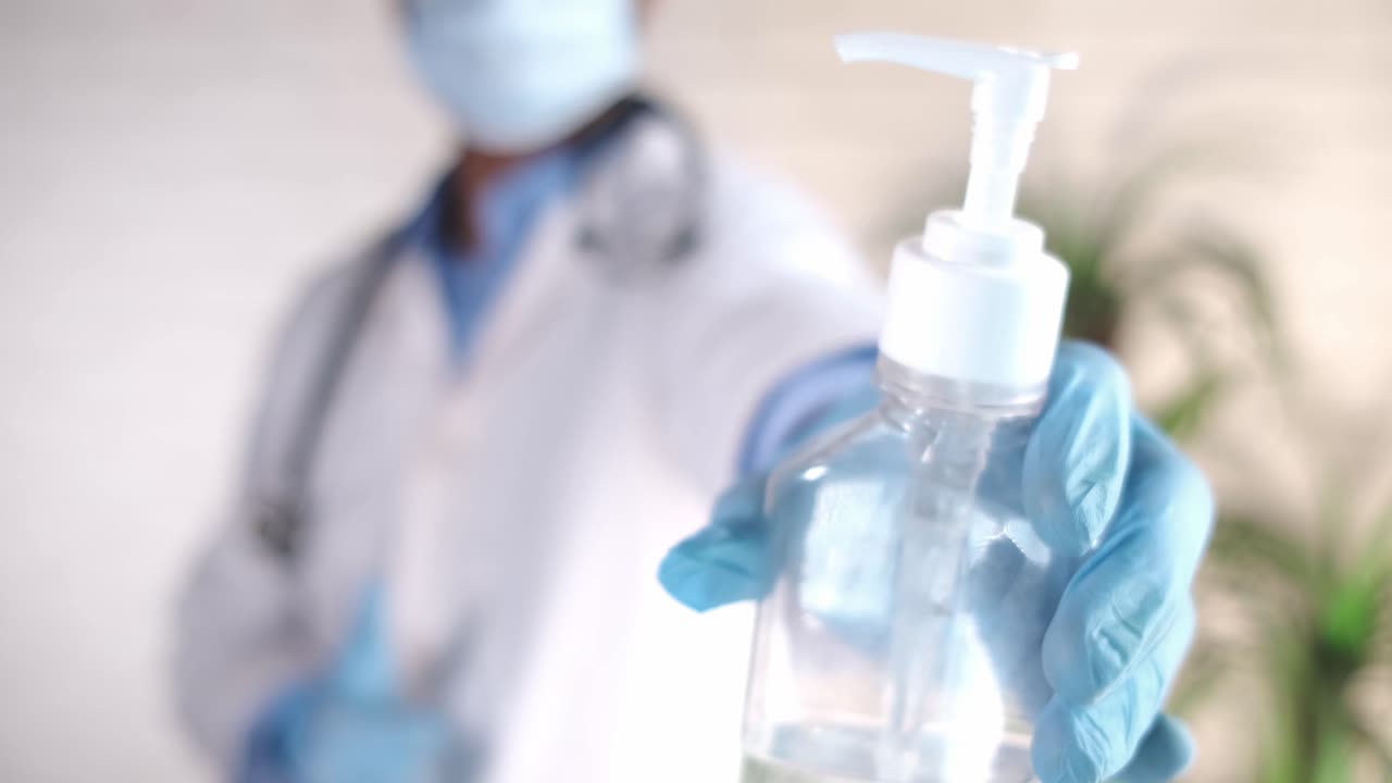 Médico ofreciendo gel desinfectante de manos