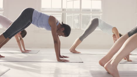 clase de yoga grupo multirracial de mujeres que hacen ejercicio físico estilo de vida saludable