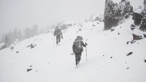 Bogenschießen-Bogen-Elchjagd-Im-Schnee-In-Montana-Im-Oktober-Während-Eines-Schneesturms