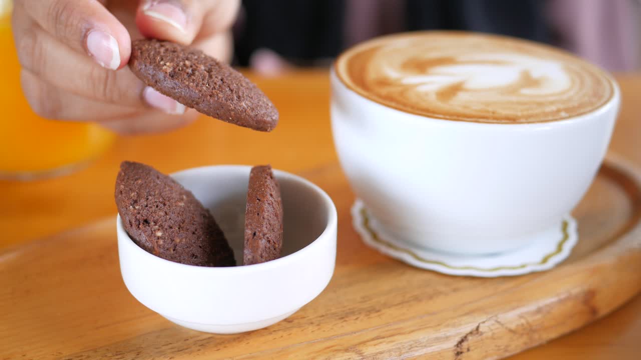 쿠키 와 커피 를 즐기는 여자