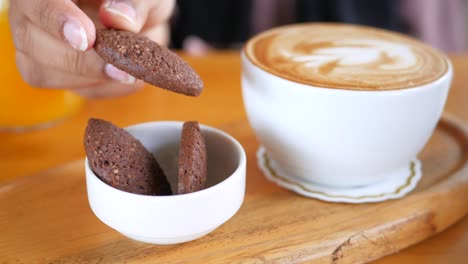 mujer disfrutando de galletas y café