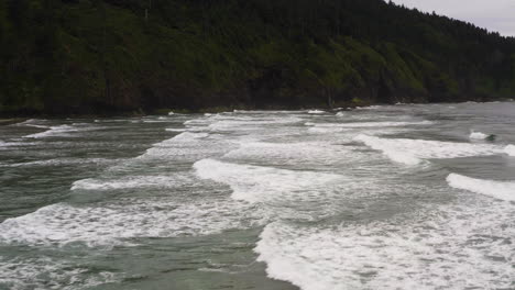 Largas-Olas-Rompen-En-Las-Aguas-De-Cape-Lookout,-Oregon,-Plataforma-Rodante-Aérea