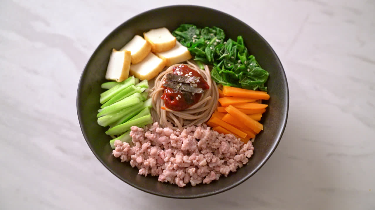 한국 매운 냉면 - 비빔 막국수 또는 비빔 국수 - 한국 음식 스타일