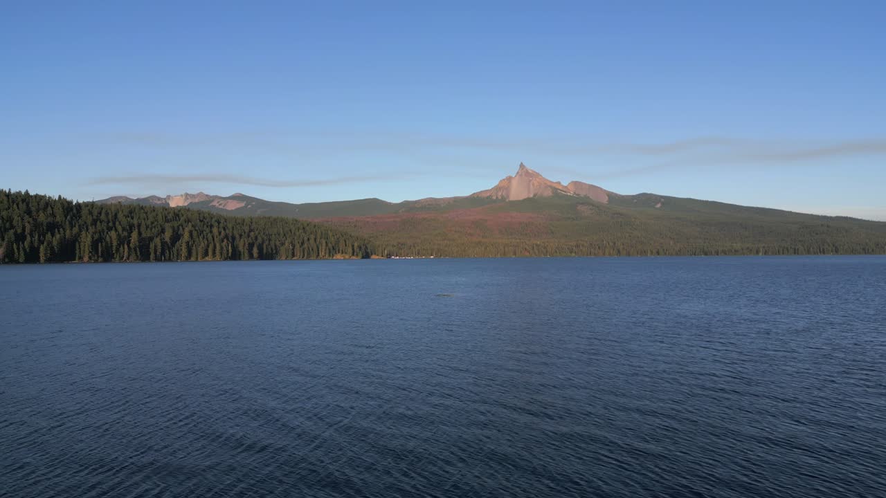 배경에 틸센 산이 있는 오레곤주 다이아몬드 호수