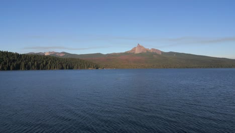 俄勒冈州的钻石湖,背景是蒂尔森山