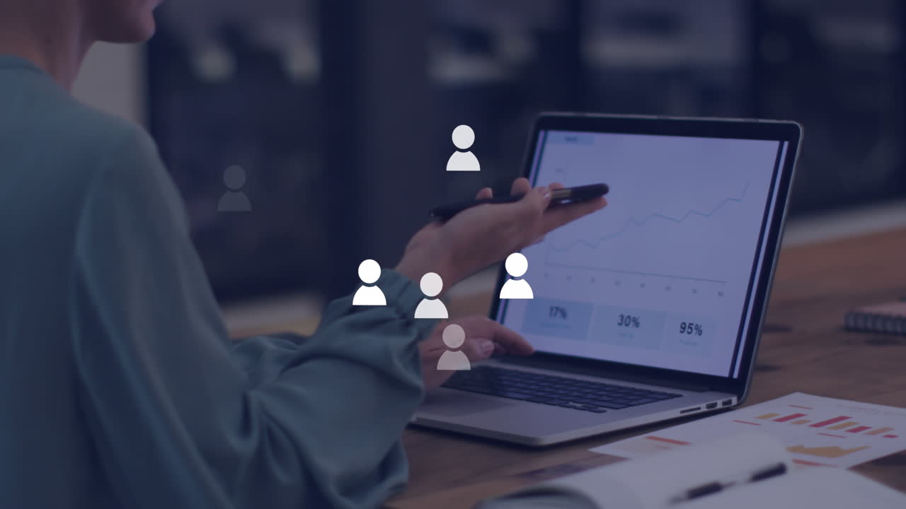 animación de iconos de perfil sobre mujer caucásica hablando en teléfono inteligente y usando portátil en la oficina.