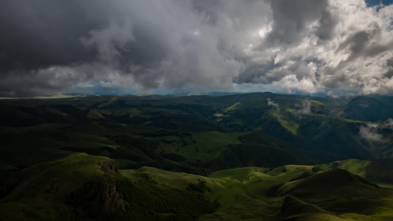 nubes bajas sobre una meseta montañosa en los rayos del atardecer. atardecer en la meseta de bermamyt norte del cáucaso, karachay-cherkessia, rusia.