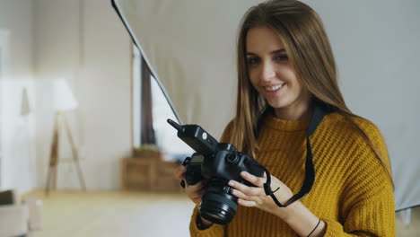 mujer fotógrafa en el estudio